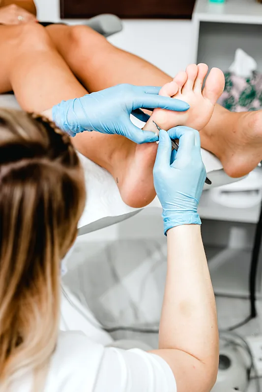 Behandlung am Fuss mit Handschuhen