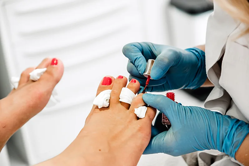 Medizinische Fusspflege mit Handschuhen